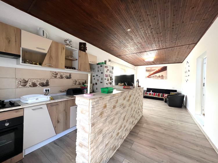 Casă cu 9 camere cu Garaj în Tuzla