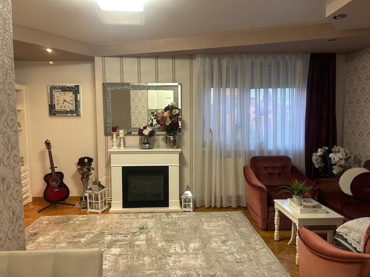 Apartament cu 4 camere decomandat în Central