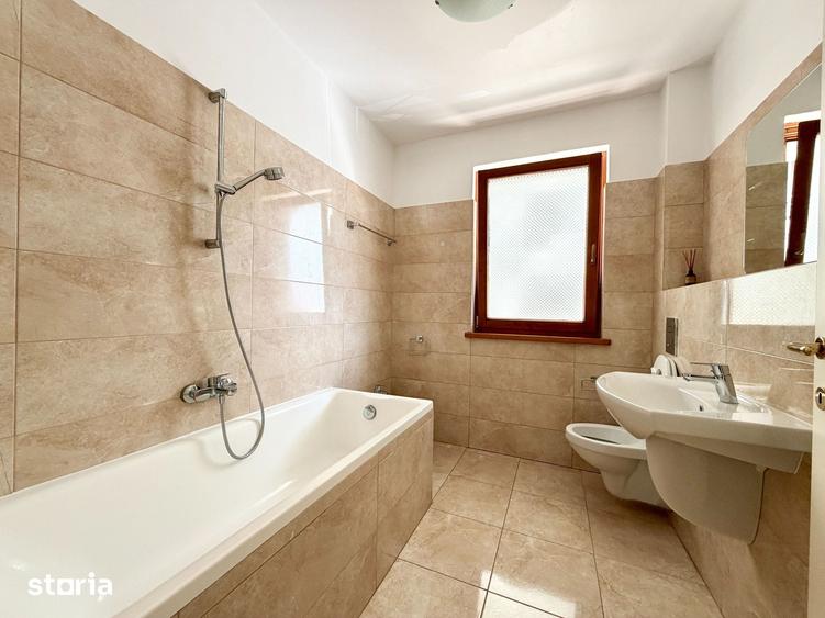 Apartament cu 3 camere decomandat în Cristian