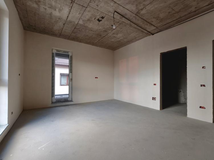 Penthouse cu 4 camere decomandat în Crângași