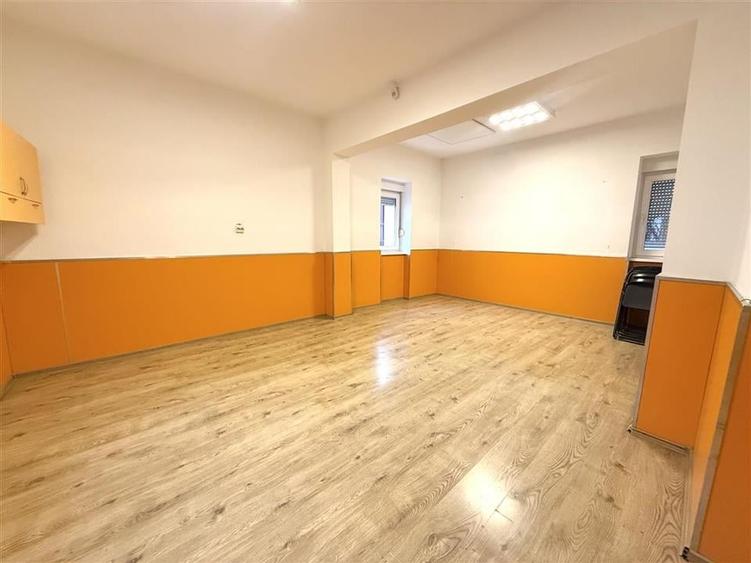 Casă individuală cu 13 camere cu Teren 275 Mp în Carierei