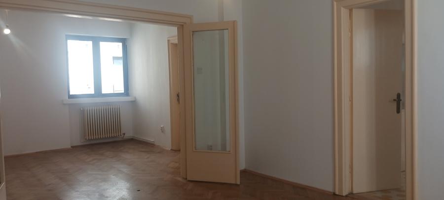 Apartament cu 3 camere semidecomandat în Batistei