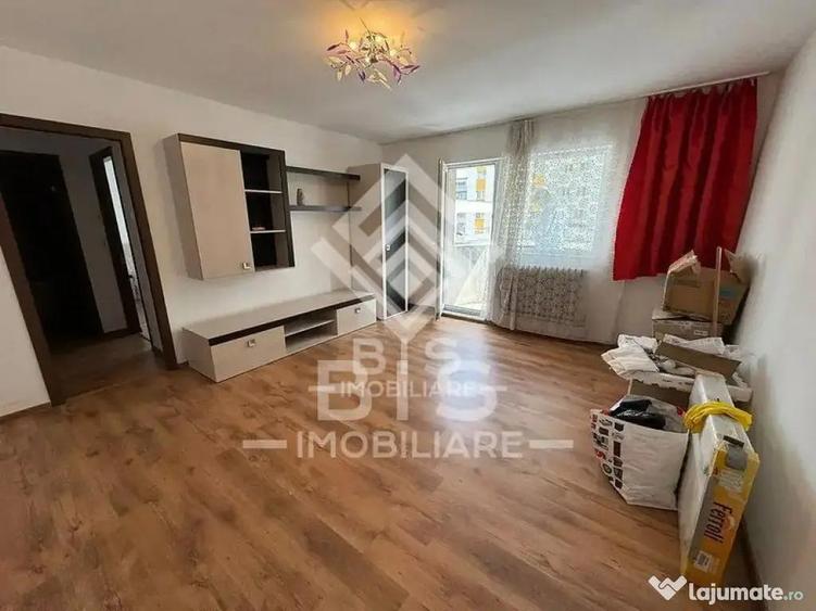 Apartament cu 3 camere semidecomandat, mobilat în Nord