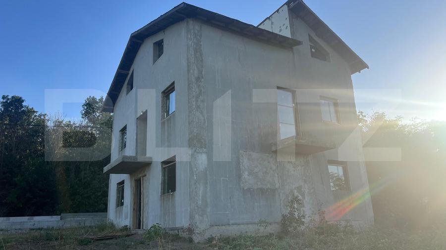 Casă individuală cu 6 camere cu Teren 737 Mp în Pielești
