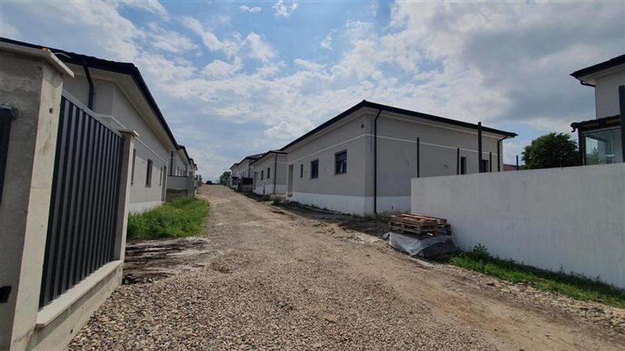 Casă individuală cu 7 camere cu Teren 450 Mp în Moara