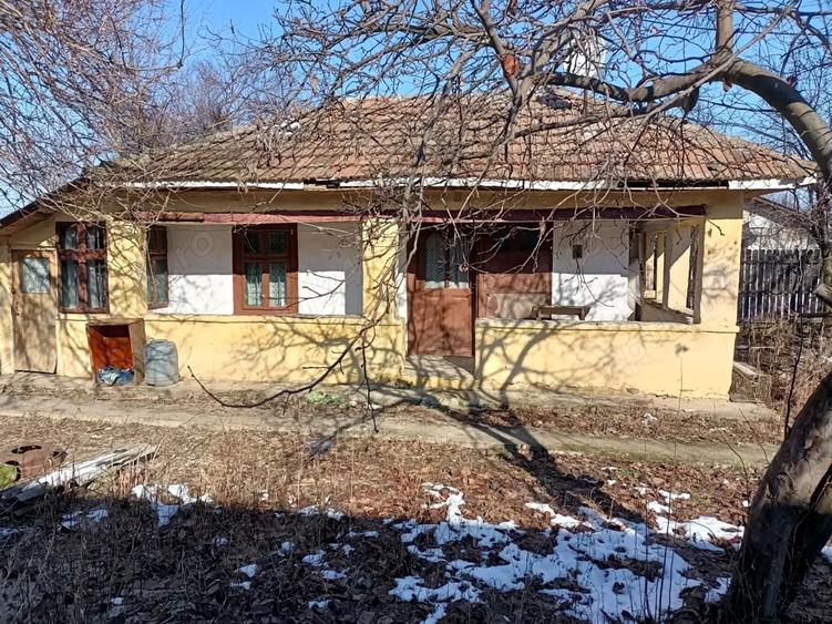 Casă cu 2 camere cu Teren 1000 Mp în Nuci