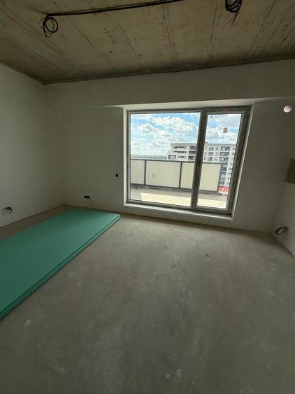 Apartament cu 3 camere semidecomandat în Metalurgiei