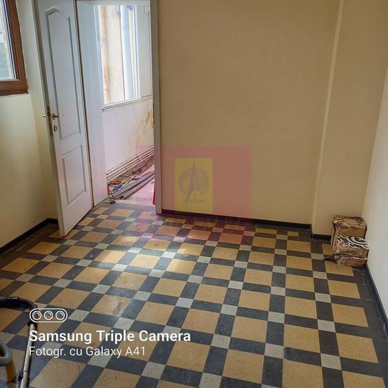 Apartament cu 5 camere semidecomandat în Mitropolie