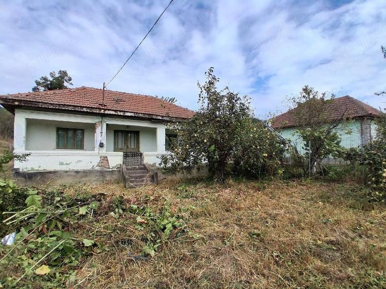 Casă cu 2 camere cu Teren 1110 Mp în Central