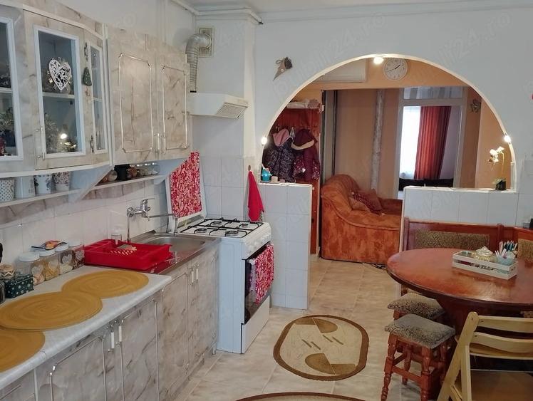 Apartament cu 3 camere decomandat în Central