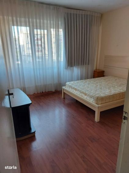 Apartament cu 3 camere decomandat în Micro 11