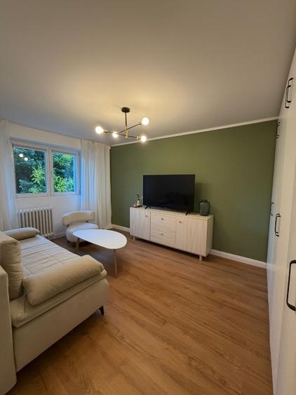 Apartament cu 2 camere decomandat, mobilat în P-ța Victoriei