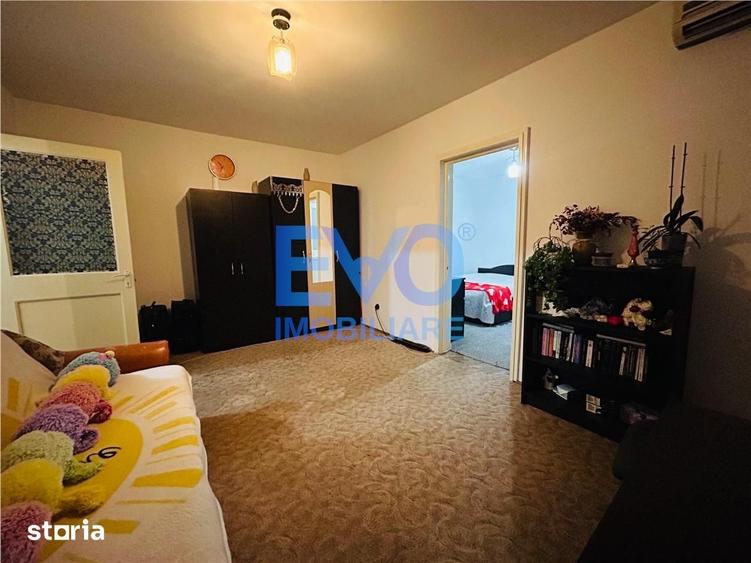 Apartament cu 3 camere semidecomandat în Podu Roș