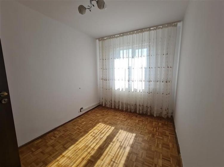 Apartament cu 3 camere semidecomandat, mobilat în Craiovița Nouă