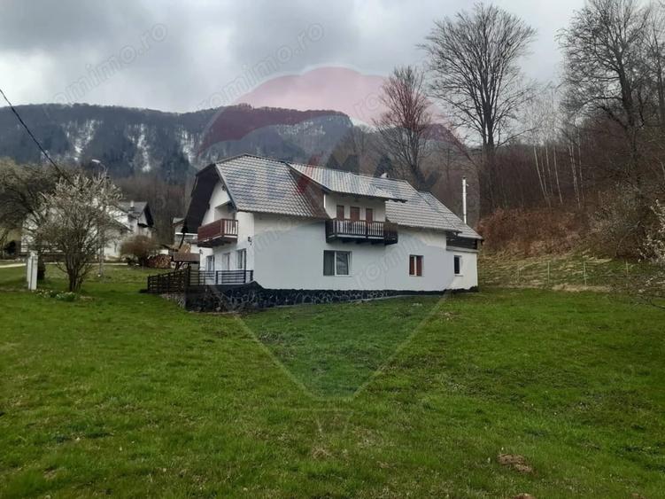 Casă cu 7 camere cu Teren 3580 Mp în Tohănița