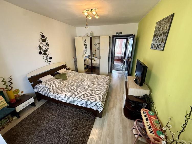 Apartament cu 3 camere semidecomandat în Craiovița Nouă