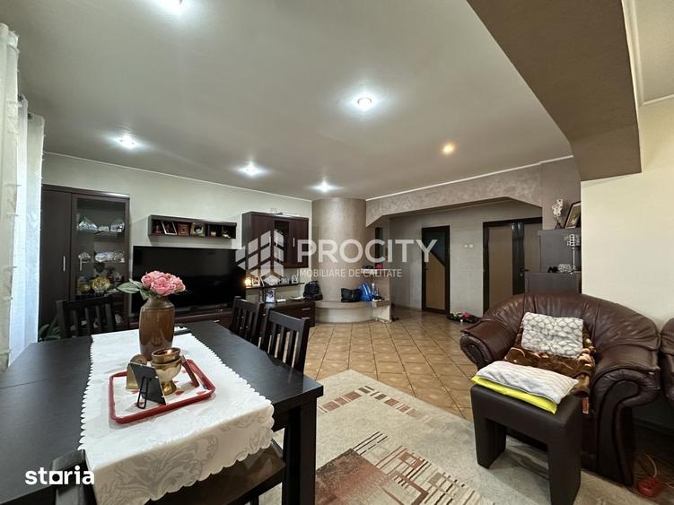 Apartament cu 4 camere decomandat în Nicolina