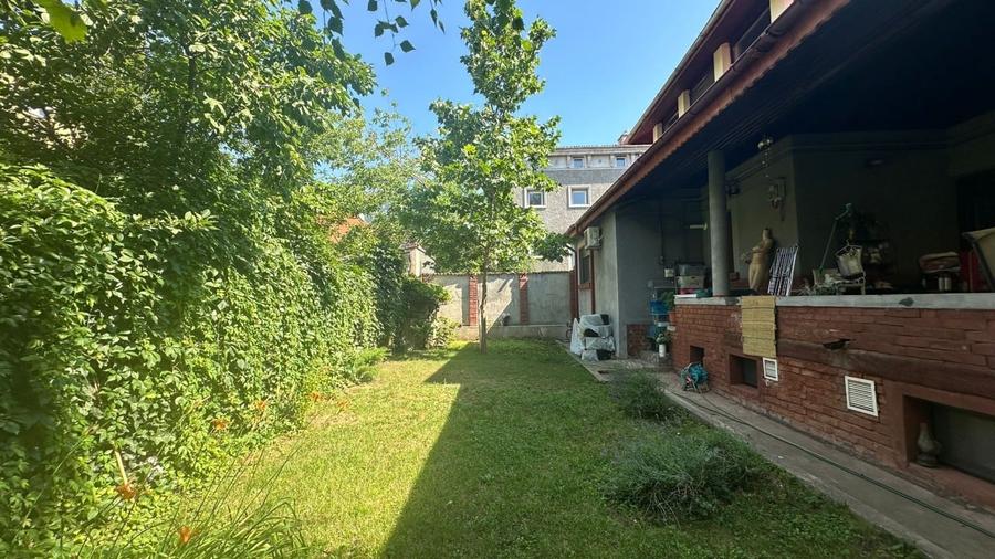 Apartament cu 5 camere decomandat în Primăverii