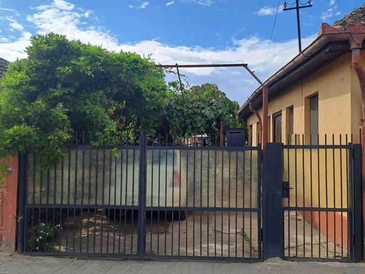 Casă individuală cu 6 camere cu Teren 2400 Mp în Central