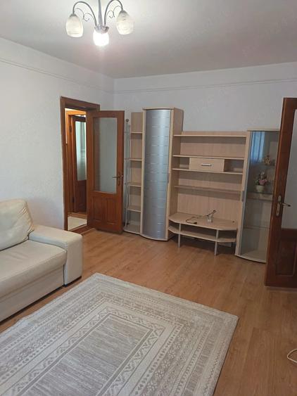 Apartament cu 3 camere semidecomandat în Sud
