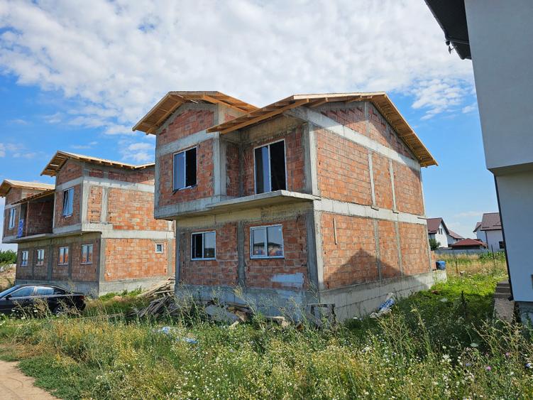 Duplex cu 6 camere cu Canalizare în Central