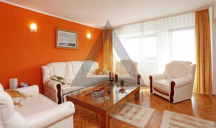 Apartament cu 3 camere decomandat, mobilat în P-ța Victoriei