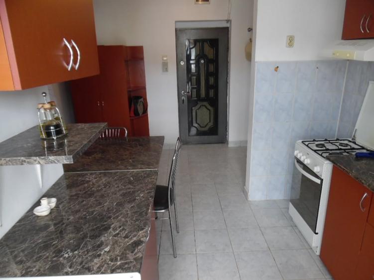 Inchiriez apartament 2 camere decomandat in Deva, zona Independentei, etaj 3, - 2