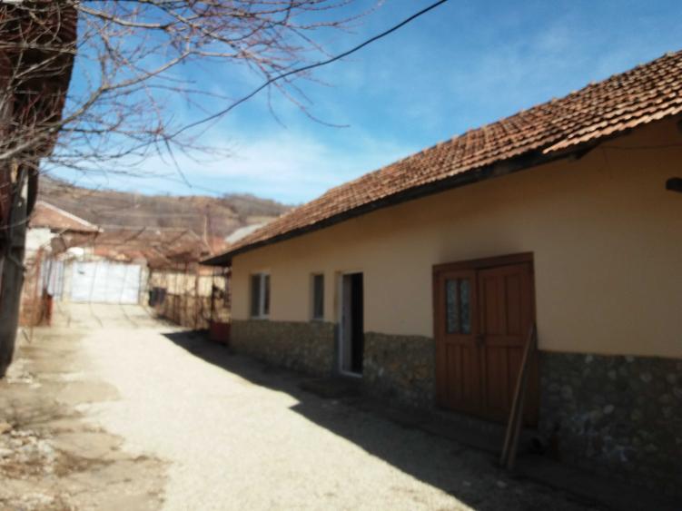 Casă cu 3 camere în Dobrița