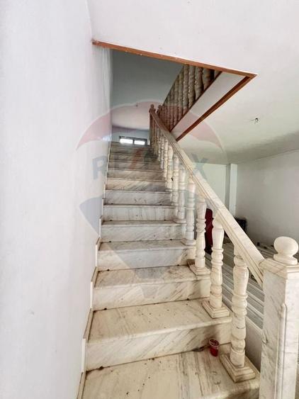 Casă individuală cu 7 camere cu Canalizare în Mădei