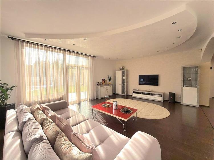 Casă individuală cu 6 camere cu Piscina în Sânmartin