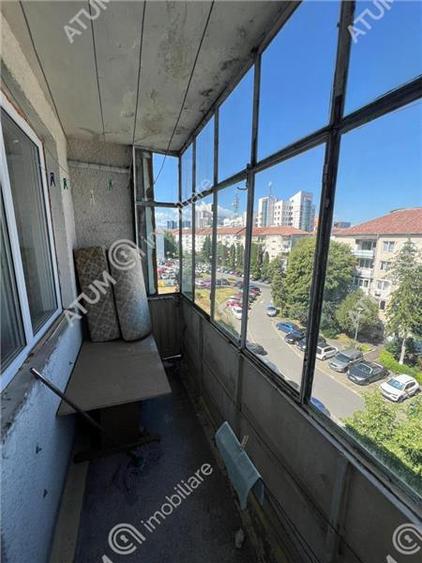 Apartament cu 3 camere semidecomandat, mobilat în Central