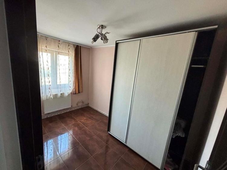 Apartament cu 3 camere semidecomandat în Central — fotografia 1
