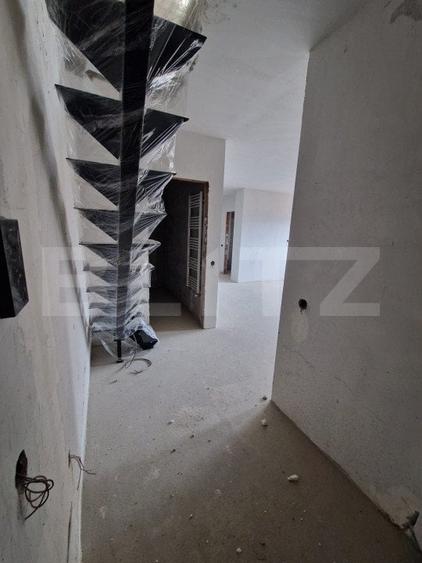 Apartament cu 6 camere semidecomandat în Florești