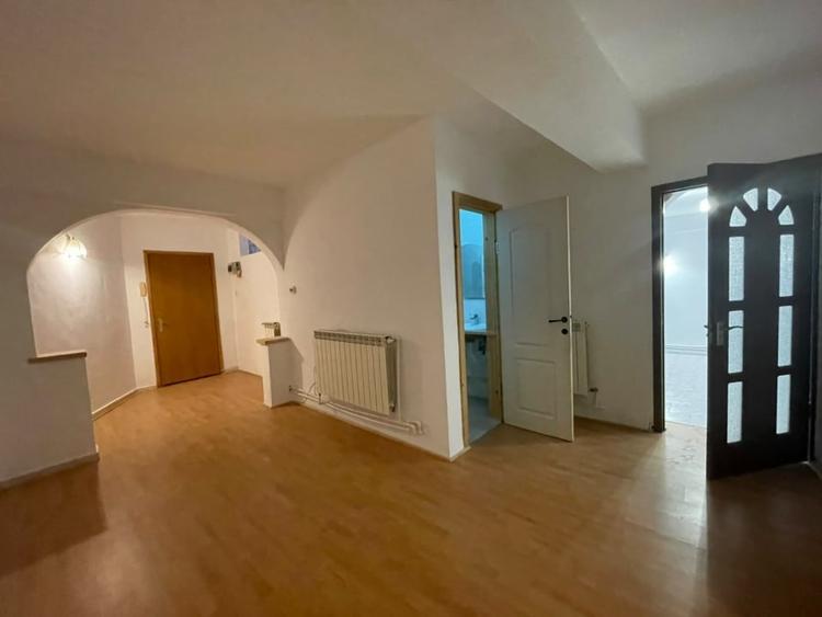 Apartament cu 3 camere semidecomandat în 1 Mai