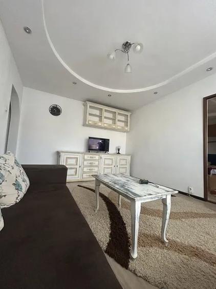 Apartament cu 3 camere semidecomandat, mobilat în Alexandru cel Bun