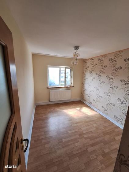 Apartament cu 4 camere decomandat în Craiovița Nouă