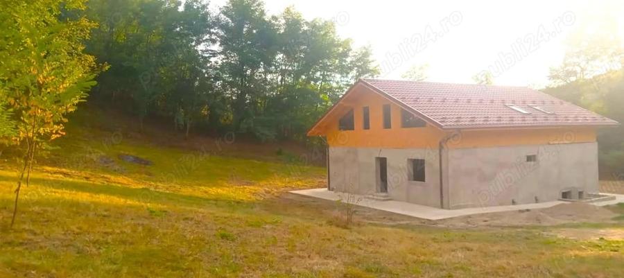 Casă cu 4 camere cu Teren 1705 Mp în Iedera