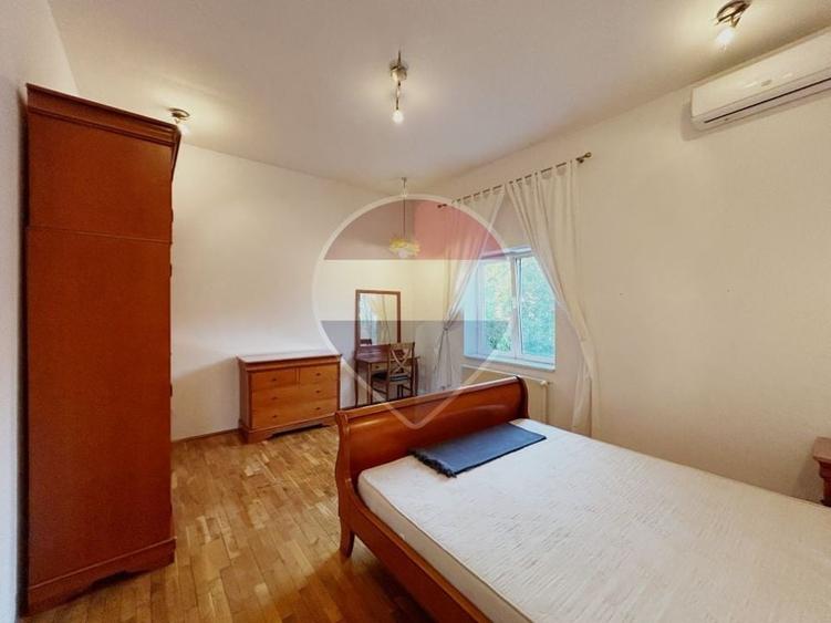 Apartament cu 3 camere semidecomandat, mobilat în Primăverii
