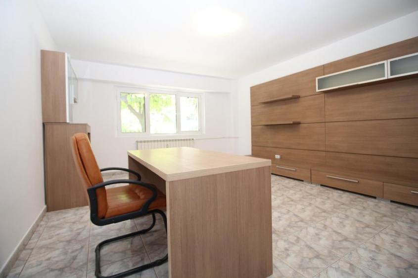 Apartament cu 3 camere decomandat, mobilat în Decebal