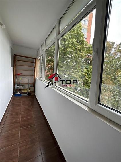 Apartament cu 3 camere semidecomandat, mobilat în Podu Roș