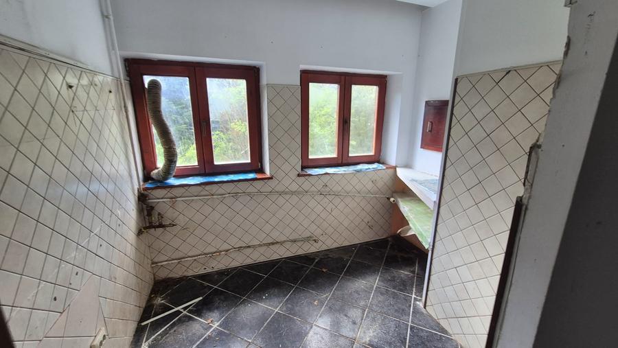 Casă individuală cu 11 camere cu Canalizare în Piatra Arsă