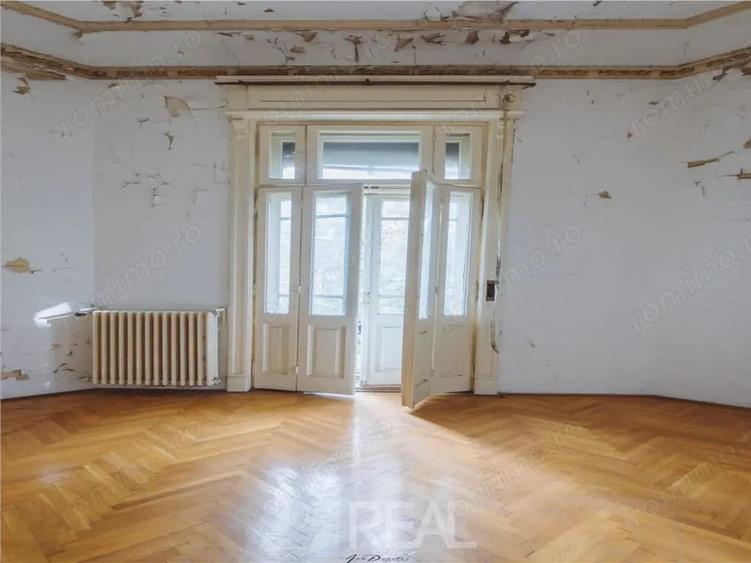 Casă cu 16 camere în Romană