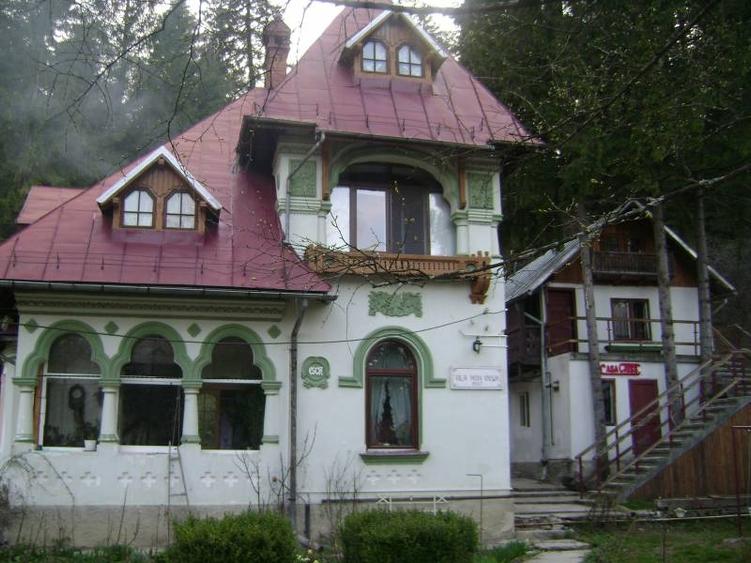 Casă individuală cu 12 camere cu Canalizare în 1 Mai