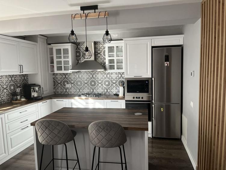 Apartament cu 4 camere decomandat în Central