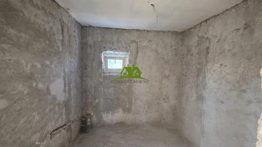 Casă cu Teren 3600 Mp în Slăvitești
