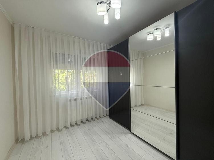 Apartament cu 3 camere semidecomandat, mobilat în Central
