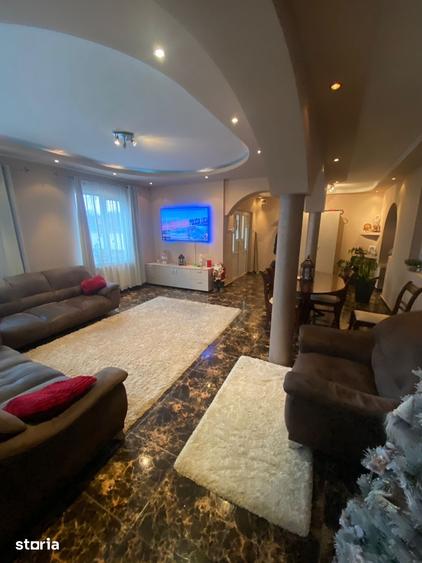 Casă cu 4 camere cu Teren 1600 Mp în Central