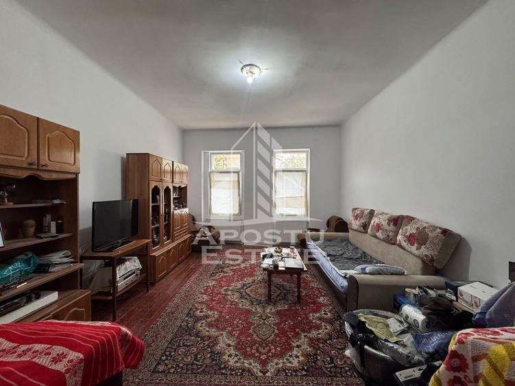 Apartament cu 5 camere semidecomandat în Bălcescu