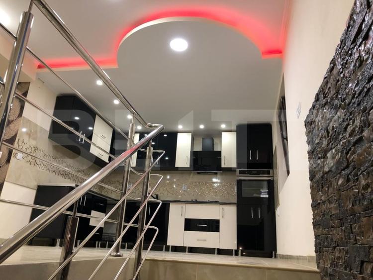 Casă individuală cu 13 camere cu Canalizare în Goicea