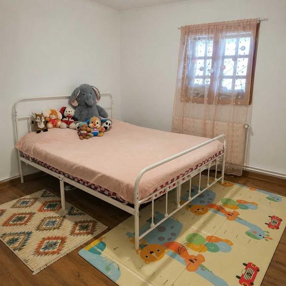 Casă cu 3 camere în Păcureți